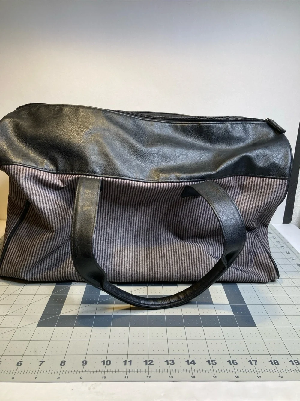 John Varvatos Gray & Black Weekender Gym Travel Duffle Bag Carry On 18”x9”
